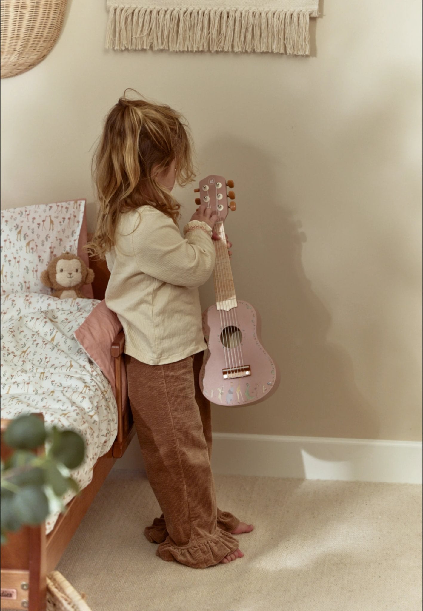 Little Dutch medinė gitara „Safari Friends Pink“